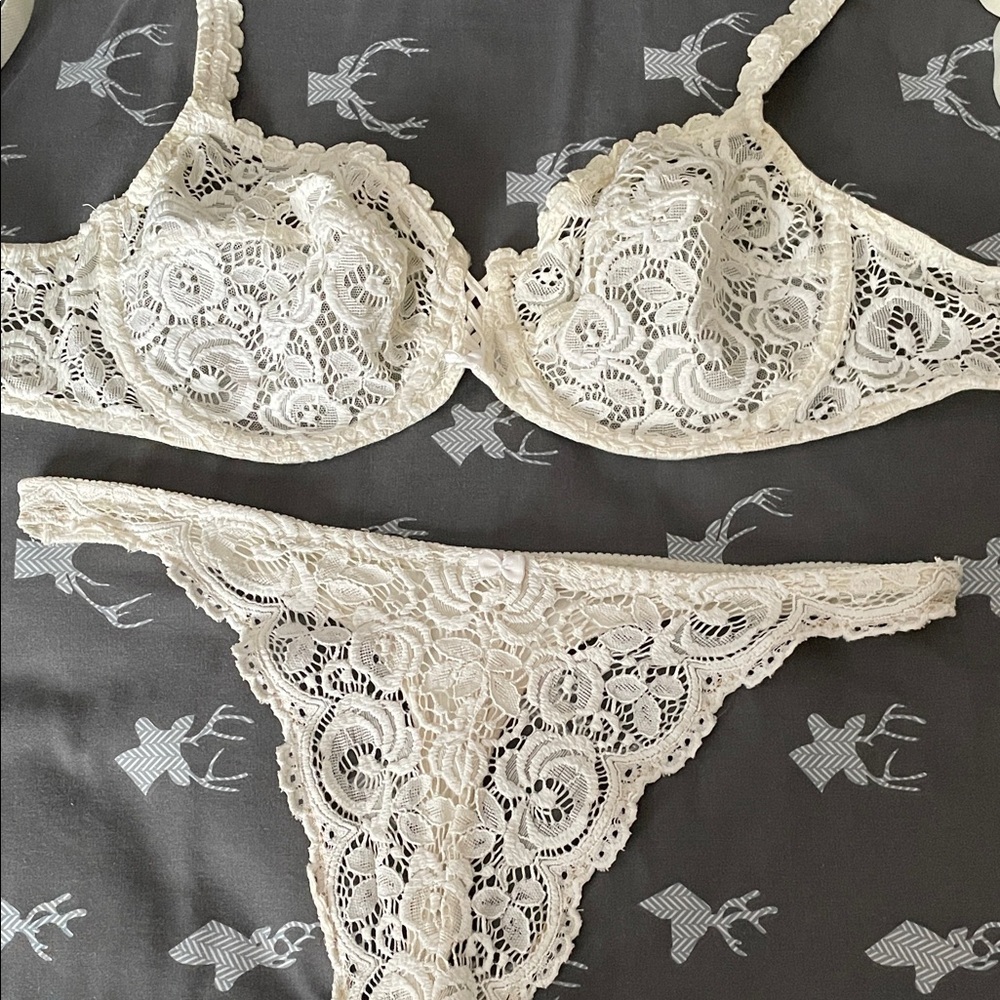 34C.  DIM.  Delicate Lace Bra and Panty Set in Cream